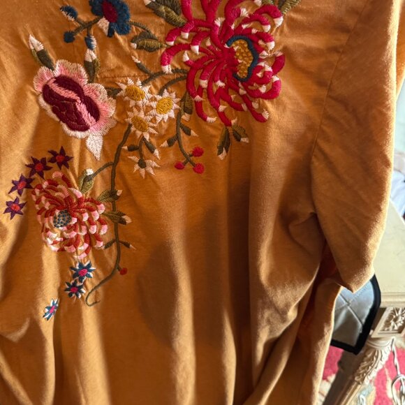 Johnny Was Mustard color embroidered tee shirt - Picture 4 of 6